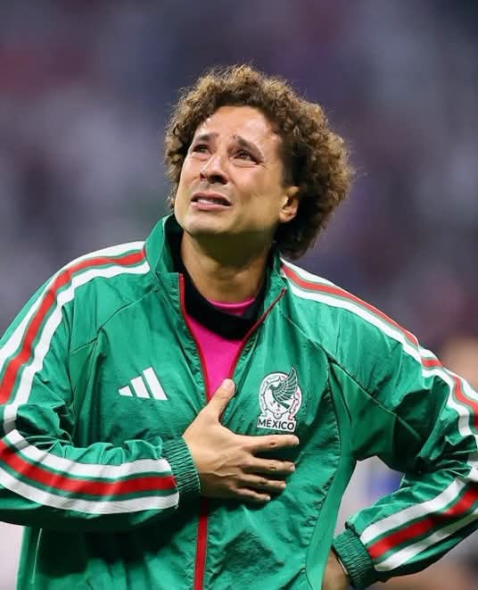 Portero mexicano con uniforme verde, visiblemente emocionado, tras una derrota en el Mundial 2026.