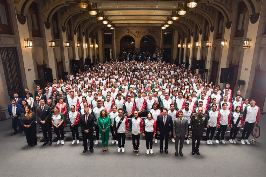 Delegación mexicana reunida en un evento formal, lista para representar al país en los Juegos Centroamericanos y del Caribe 2026.