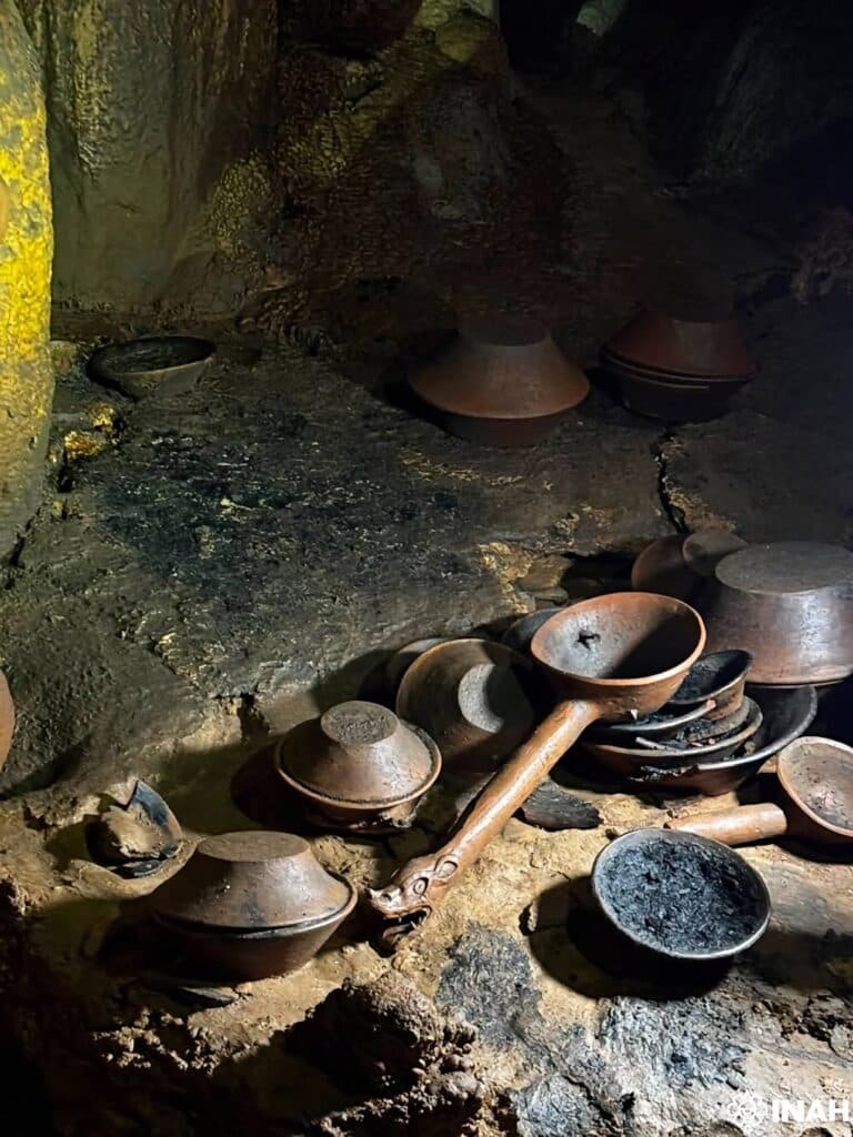 Recipientes cerámicos y fragmentos de vasijas encontrados en una cueva de Cintalapa, Chiapas, durante un hallazgo del INAH.