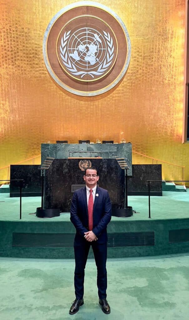 Abdiel Gutiérrez Coronado, presidente municipal de Tijuana, posa frente al estrado de la ONU durante el Foro Político sobre