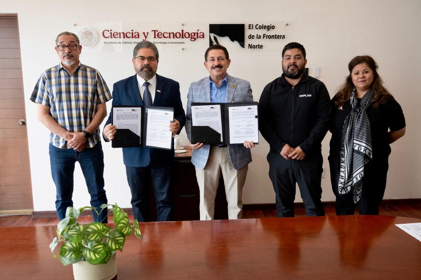 Representantes del XXV Ayuntamiento de Tijuana y El Colegio de la Frontera Norte sostienen documentos de un convenio de