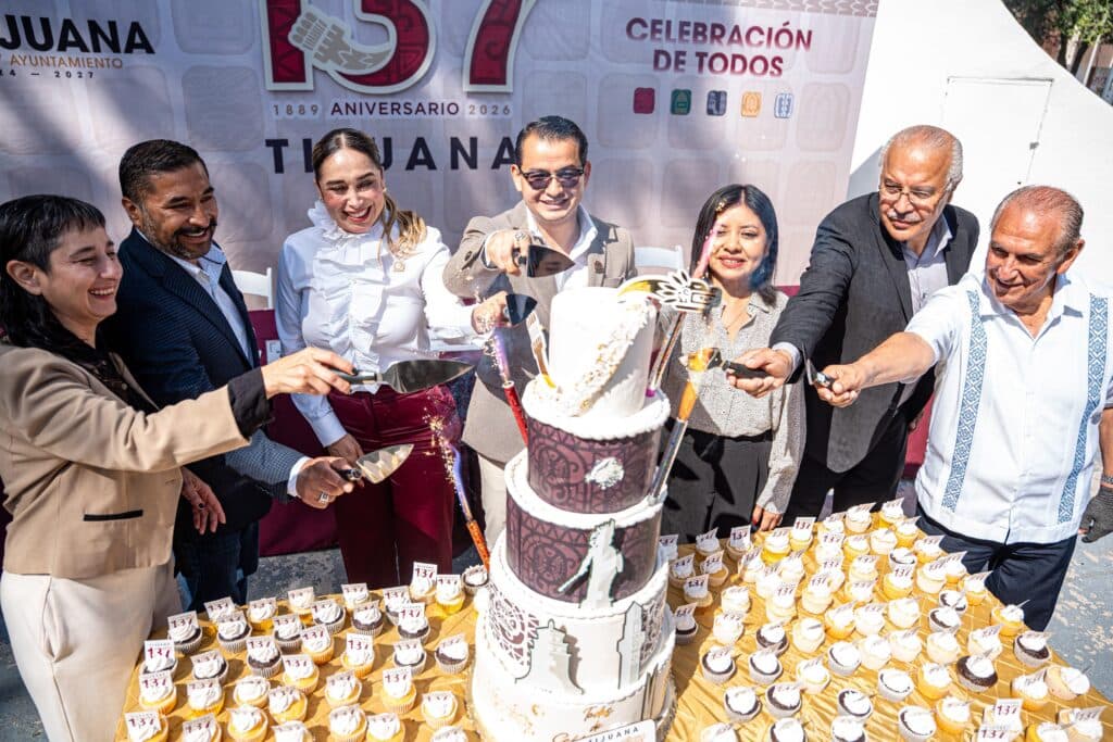 Abdiel Gutiérrez Coronado y funcionarios cortan el pastel durante la celebración del 137 Aniversario de la Fundación de Tijuana.