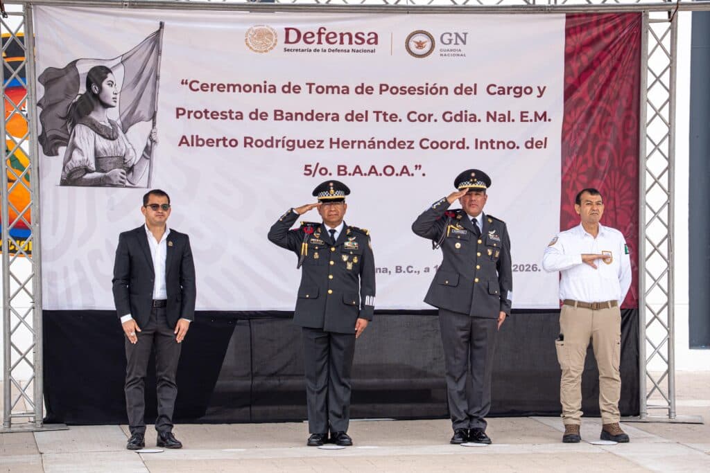 Alcalde Abdiel Gutiérrez y oficiales de la Guardia Nacional rinden honores durante la toma de protesta del teniente coronel