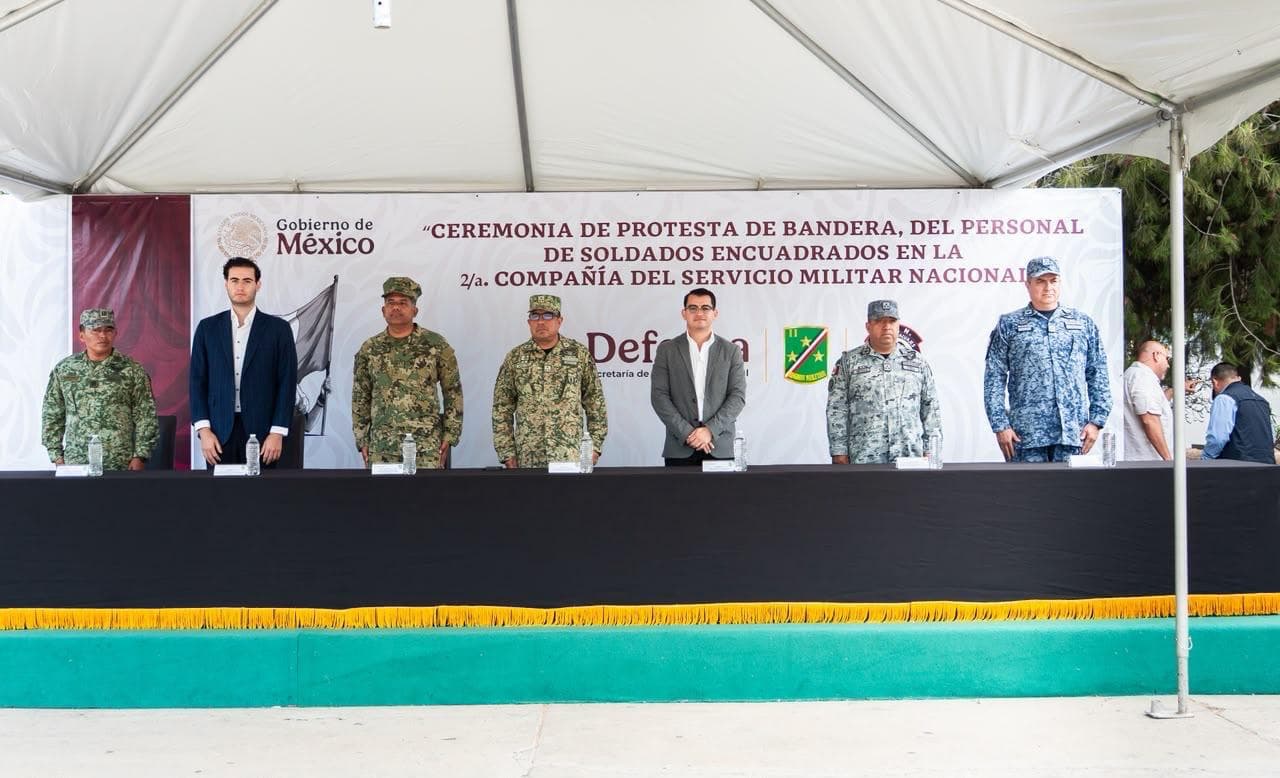 Alcalde Abdiel Gutiérrez Coronado junto a militares en la ceremonia de Protesta de Bandera del Servicio Militar Nacional en Tijuana.