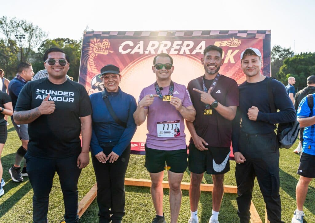 Abdiel Gutiérrez Coronado junto a participantes sonrientes tras la Carrera 5K ‘Lucha contra el Uso Indebido y Tráfico