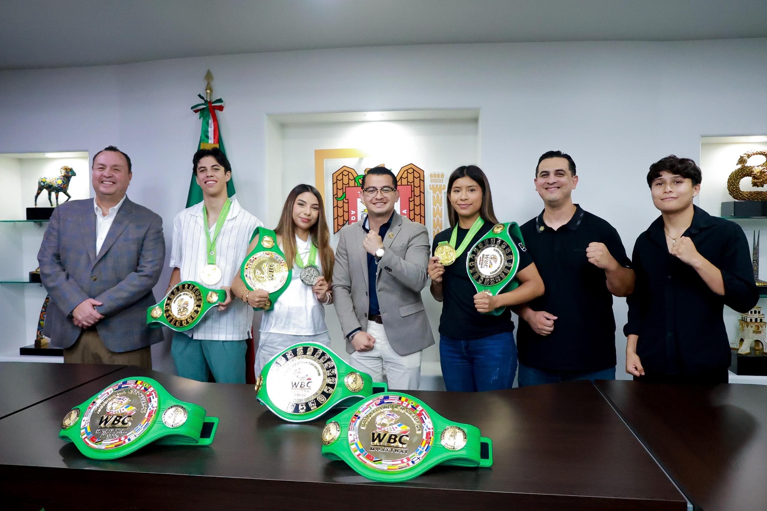 El alcalde Abdiel Gutiérrez junto a jóvenes deportistas que recibieron reconocimientos por su participación en el ‘Amazing