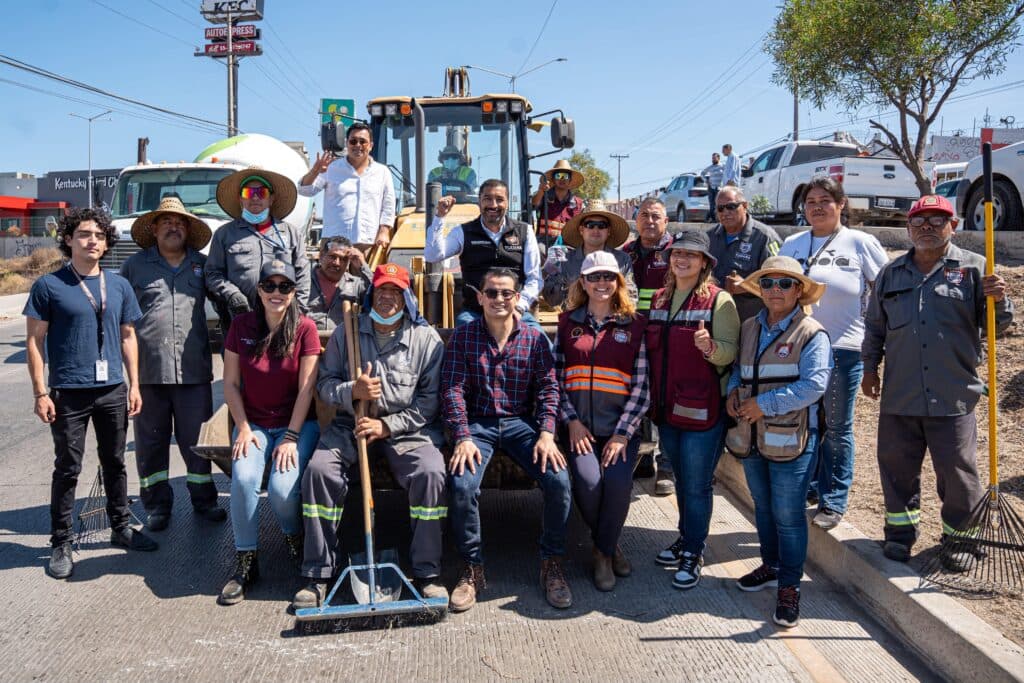Abdiel Gutiérrez y un grupo de trabajadores posan frente a maquinaria en la 12va. Macro Jornada de Limpieza en San Antonio de los Buenos.
