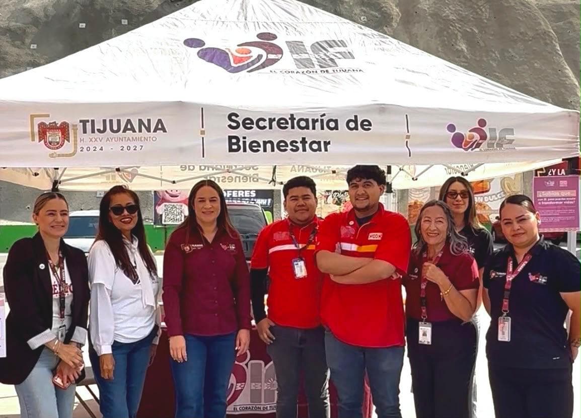 Representantes del Gobierno Municipal y tiendas OXXO en el lanzamiento de la campaña 'Cambio X Cambio' para el Programa