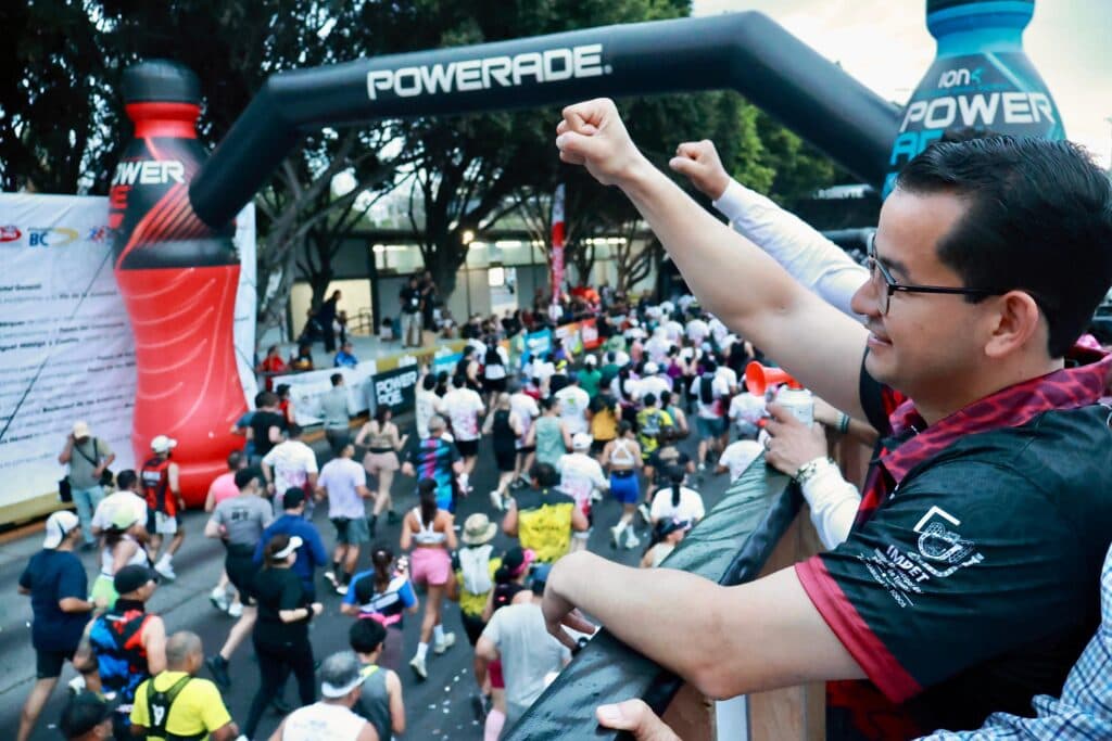 Abdiel Gutiérrez observa con entusiasmo el inicio del XXXI Medio Maratón Internacional Tijuana 2026, donde participan miles de atletas.