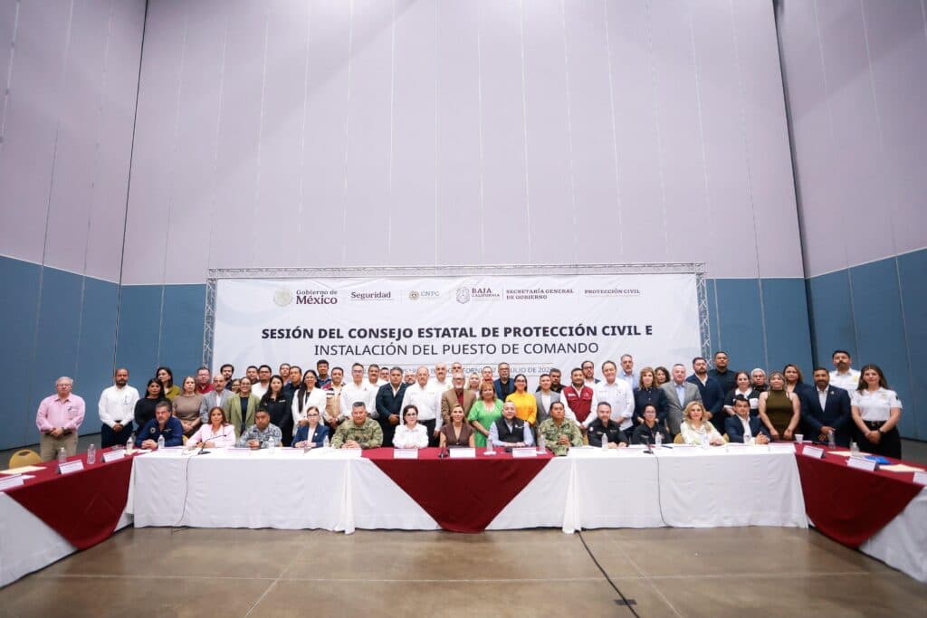 Abdiel Gutiérrez Coronado y miembros del Consejo Estatal de Protección Civil durante la instalación del Puesto de Comando en Baja California.