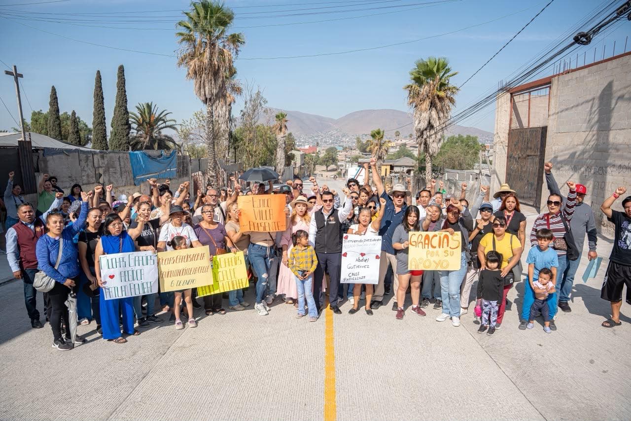 Habitantes del Ejido Francisco Villa celebran la supervisión de la obra de pavimentación por el alcalde Abdiel Gutiérrez,