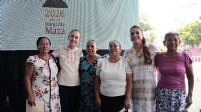 Claudia Sheinbaum junto a seis mujeres en Acapulco, destacando la recuperación y apoyo social tras el huracán.