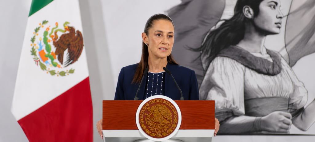 Claudia Sheinbaum durante su conferencia matutina, defendiendo la estrategia de México en la relación con Estados Unidos,