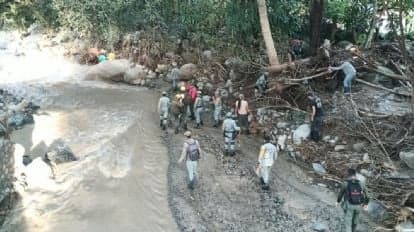 Rescatistas y voluntarios trabajan en la orilla del río Santa Elena, en La Cuesta, tras el desbordamiento causado por el huracán Polo.