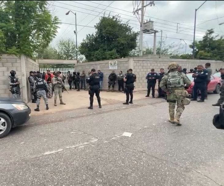 Agentes de seguridad y personal militar en la entrada de la Escuela Secundaria General No. 13 en Torreón tras el ataque a la subdirectora.