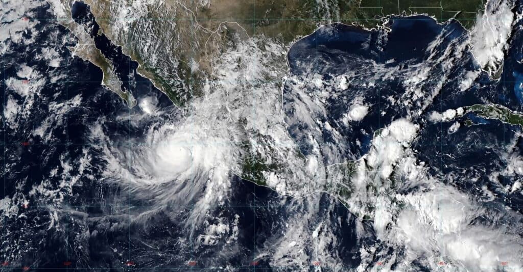 Huracán Simón en el Océano Pacífico, mostrando su trayectoria hacia las costas de Colima con nubes y tormentas alrededor.