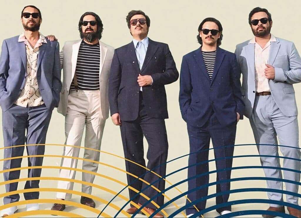 La banda Enjambre posando con trajes elegantes y gafas de sol, anunciando su participación en el Vitae Fest 2026 en el Zócalo.