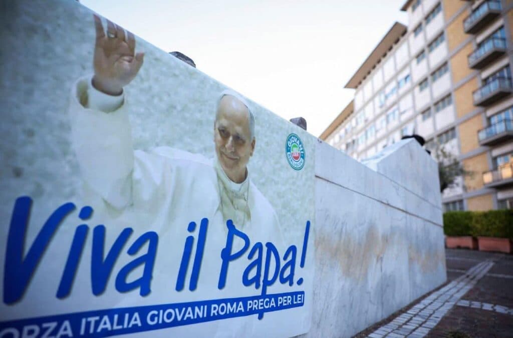 Banner en apoyo al papa León XIV, con la frase "Viva il Papa!" y una imagen del pontífice, ubicado frente a un edificio en Roma.