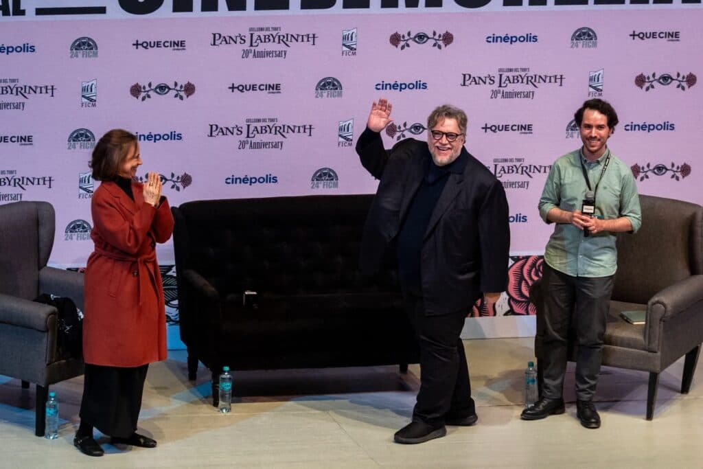 Guillermo del Toro saluda al público en el Festival Internacional de Cine de Morelia, mientras estudiantes exponen problemas de agua contaminada.