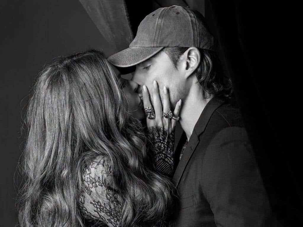 Galilea Montijo y su pareja, Isaac Moreno, se besan en un momento romántico durante los Eliot Awards 2026.