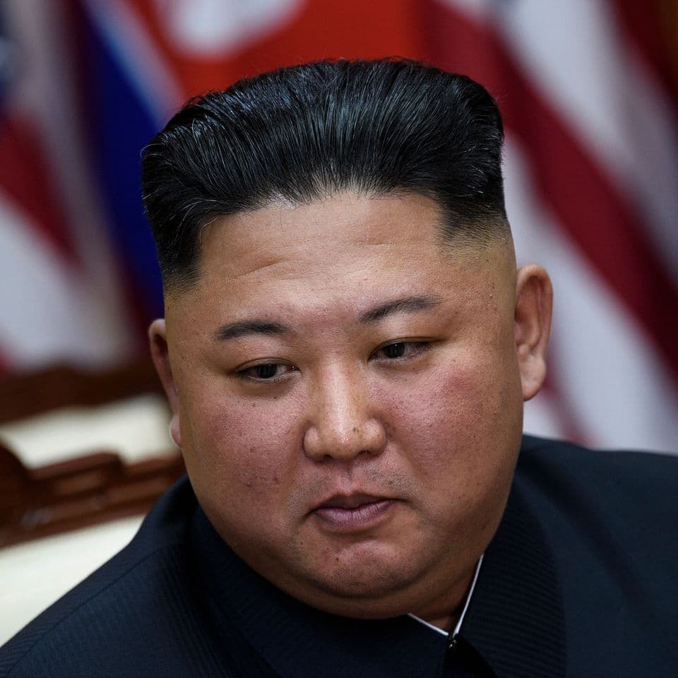 Kim Jong-un durante una reunión, mostrando una expresión seria y con un peinado característico, en medio de rumores sobre su salud.