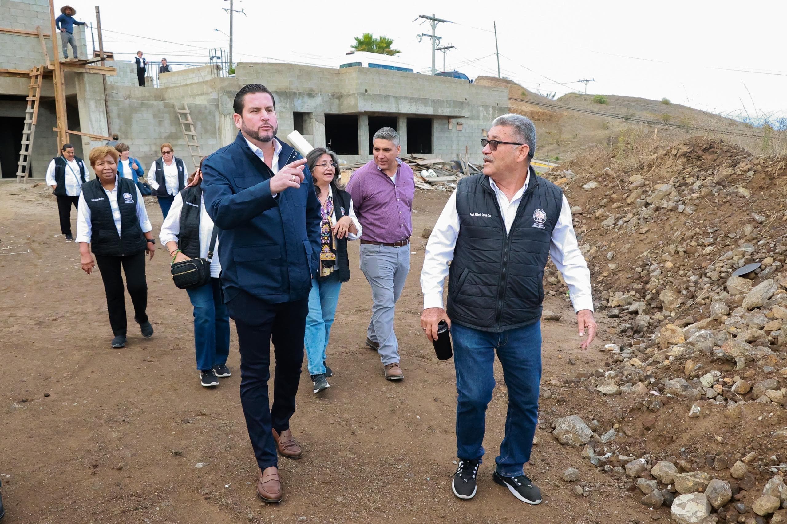 Ismael Burgueño Ruiz supervisa la construcción de la Casa de Retiro de Jubilados del SNTE en Tijuana, acompañado de funcionarios y trabajadores.