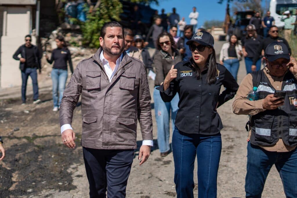 Ismael Burgueño Ruiz supervisa la limpieza de desarenadores en Tijuana, acompañado de funcionarios y trabajadores en el recorrido.