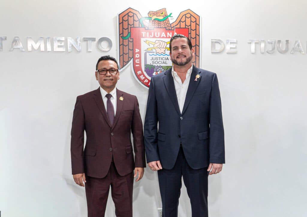 Miguel Alfredo Nuño García y el alcalde Burgueño Ruiz posan juntos en el Ayuntamiento de Tijuana tras su designación como