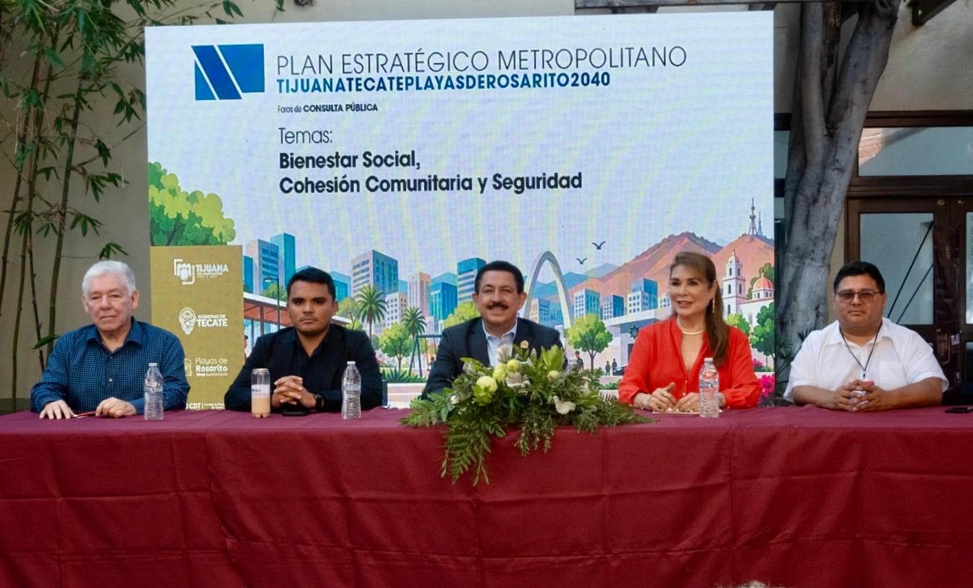 Mesa de discusión en el foro 'Bienestar Social, Seguridad y Cohesión Comunitaria' con representantes del gobierno y la sociedad civil en Tijuana.
