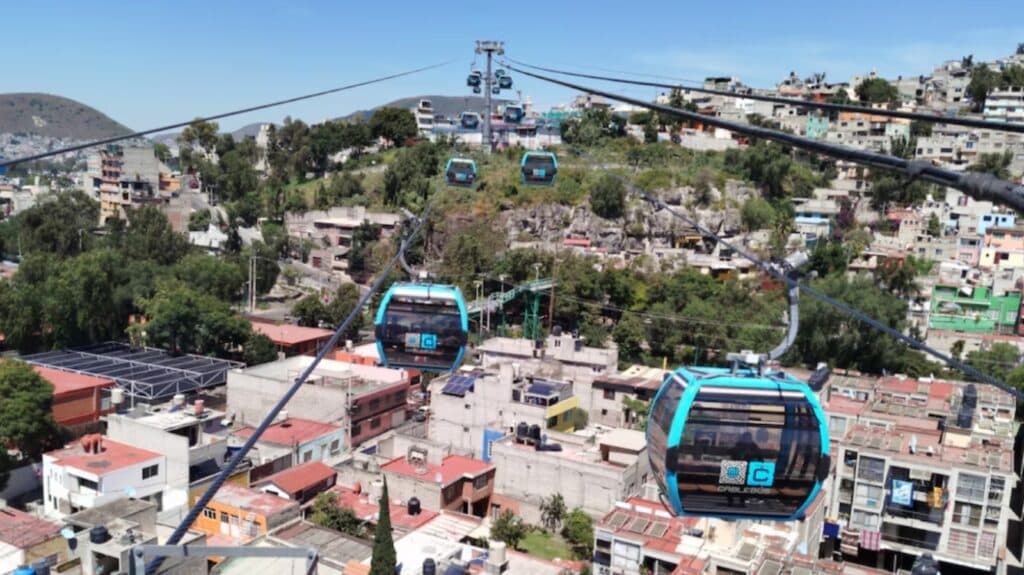 Vista panorámica del Cablebús Línea 5 en Álvaro Obregón, conectando comunidades y mostrando el paisaje urbano y montañoso.