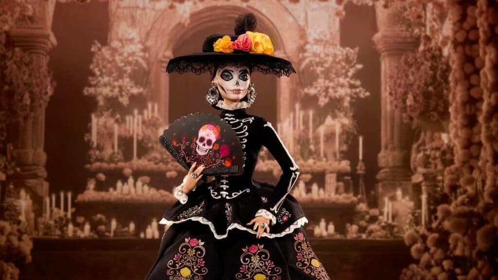 Muñeca Barbie inspirada en La Catrina, vestida con traje tradicional y sombrero, sosteniendo un abanico decorado, celebrando el Día de Muertos.