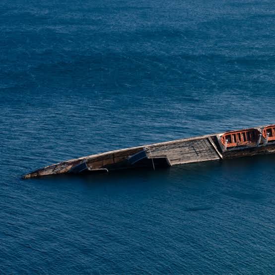 Embarcación hundida en el mar frente a las costas de Yibuti, tras la tragedia marítima que dejó 109 personas sin vida.