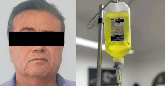 Médico señalado por la muerte de ocho pacientes en Sonora, junto a un gotero con solución parenteral utilizada en tratamientos.