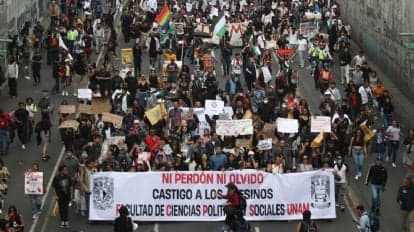 Estudiantes y organizaciones marchan en CDMX con pancartas exigiendo justicia por Tlatelolco, en el 58 aniversario de la represión estudiantil.