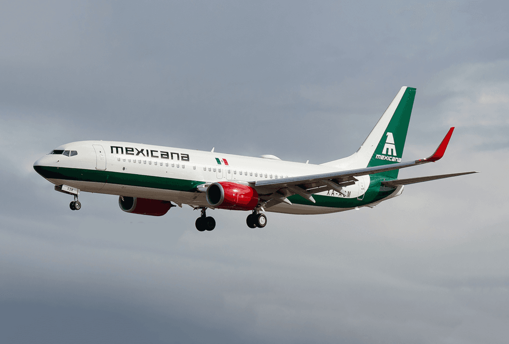 Aeronave de Mexicana de Aviación aterrizando, simbolizando la apertura de nuevas rutas aéreas entre México y Estados Unidos.