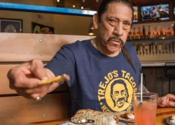 Danny Trejo inicia caótica pelea en el desfile del 4 de julio