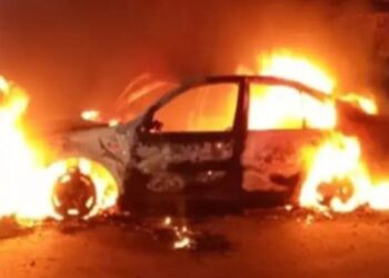 En Acapulco queman auto y matan a tres