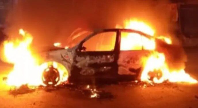 En Acapulco queman auto y matan a tres