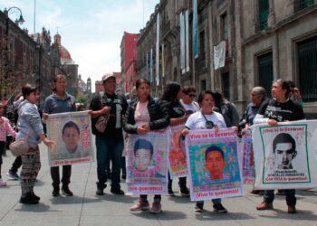 Padres de los 43 se reunirán con Sheinbaum: AMLO