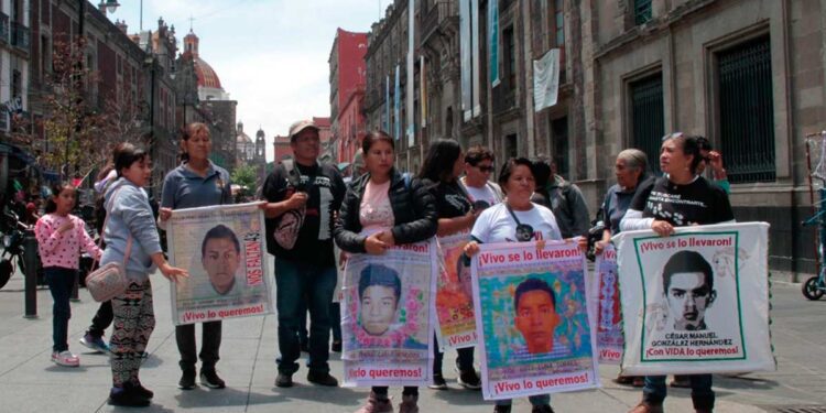 Padres de los 43 se reunirán con Sheinbaum: AMLO