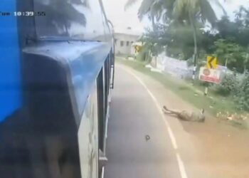 Mujer cae por puerta trasera de autobús en movimiento