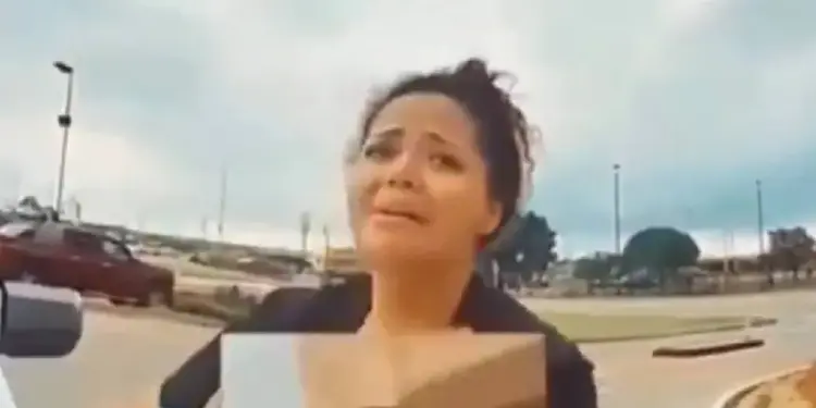 Madre deja a su bebé en el coche por jugar en un casino