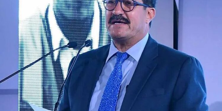 Citan a exgobernador de Chihuahua por denuncia