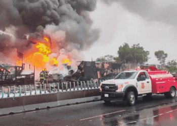 Incendio consume casas de madera y cartón en Neza