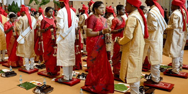 Magnate de Asia organiza bodas para parejas desfavorecidas