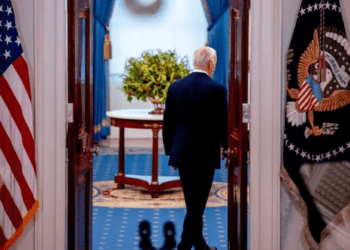 Biden está dudando si continuar la carrera presidencial, afirman medios