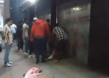 Taxistas y ciudadanos detienen, desnudan y golpean a presuntos ladrones en Bernardo Quintana