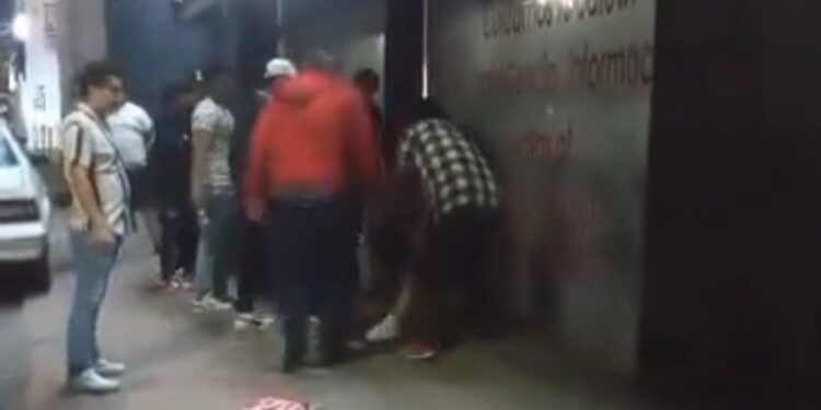 Taxistas y ciudadanos detienen, desnudan y golpean a presuntos ladrones en Bernardo Quintana