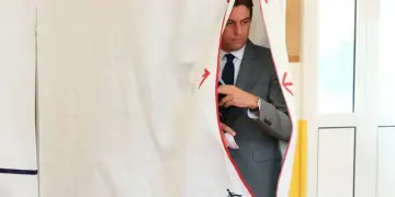 Primer ministro francés renuncia por victoria de izquierda