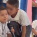 Niño ayudar a su amigo con discapacidad a cantar